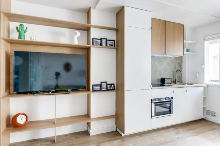 Góc đối diện phòng khách là khu vực nấu ăn. Không gian nơi đây tuy nhỏ nhưng được thiết kế gọn gàng, ngăn nắp.