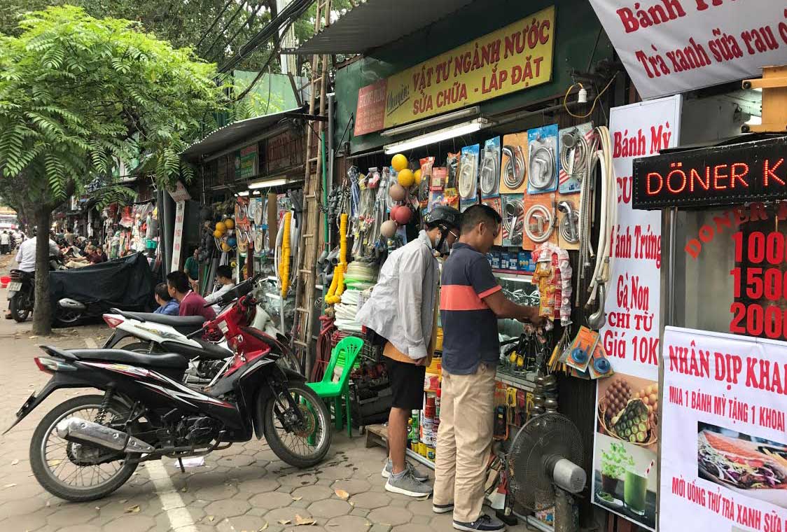 Dù diện tích cửa hàng siêu nhỏ, nhưng để mua được cũng mất cả 100 triệu đồng.