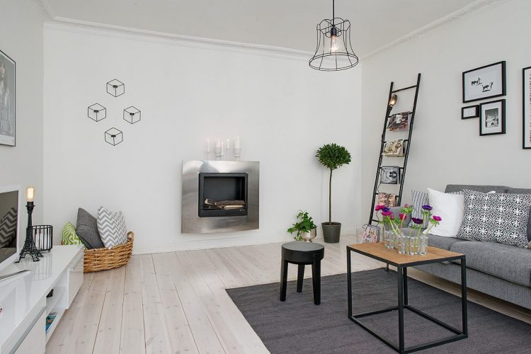 Toàn bộ tường nhà được sơn trắng và lát sàn gỗ tự nhiên khiến không gian rộng thoáng và đồng nhất.