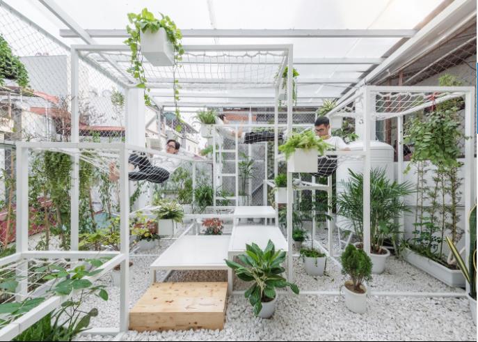 Những chiếc võng lưới được thiết kế chắc chắn lơ lửng giữa không trung dành làm nơi cho chủ nhà có thể nằm nghỉ ngơi đọc sách, ngắm cây hay một không gian thư giãn hoàn toàn để bạn có thể lắng nghe từng chuyển động của thiên nhiên xung quanh.