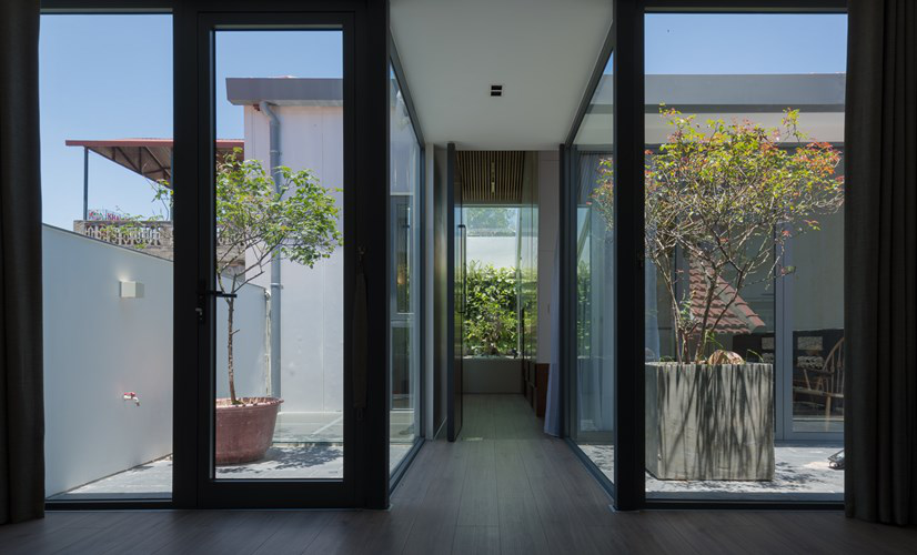 Sau khi cải tạo ngôi nhà có nhiều không gian xanh xen kẽ để tạo sự thoáng đãng. Phần mái nhà cũng được xử lý kĩ bằng cách gia cố từ chính phần mái nhà cũ. Các không gian trong nhà đều rất đủ sáng, tiện nghi.