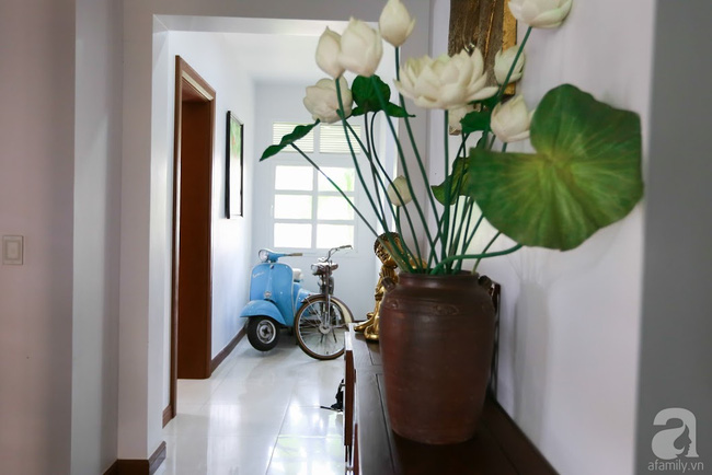 Lối vào nhà ẩn chứa một thoáng Việt Nam.