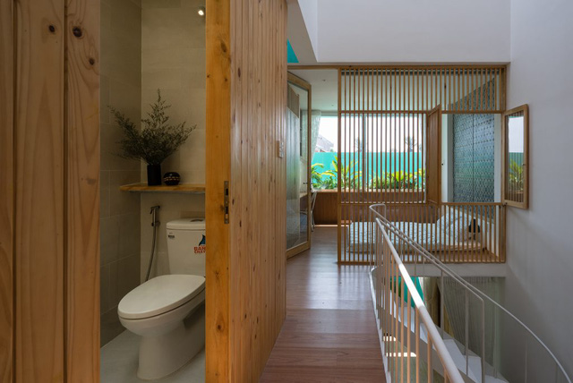 Nhà vệ sinh nhỏ được thiết kế đặc biệt ẩn mình trong một hệ tủ gỗ mang đến vẻ đẹp thanh lịch, kín đáo cho ngôi nhà. 