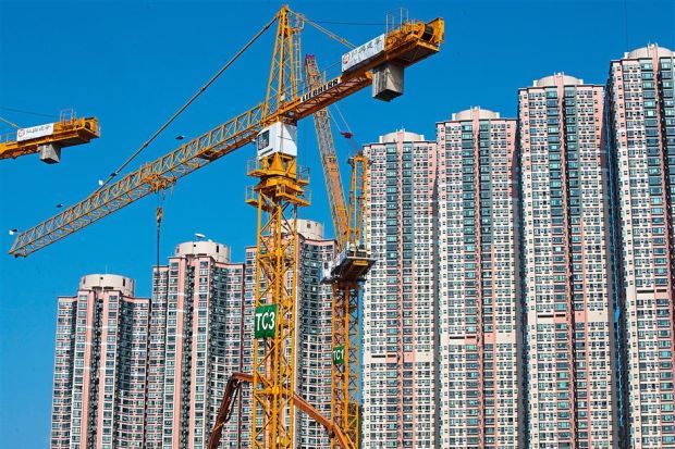 Mặc dù các chuyên gia và quan chức Hồng Kông đã từng cảnh báo về nguy cơ “vỡ” bong bóng bất động sản nhưng những căn hộ siêu nhỏ vẫn gia tăng chóng mặt. 