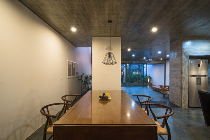 Không gian bếp và bàn ăn rộng thoáng được bố trí bên trong.