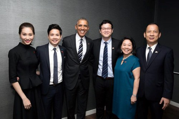 
Đặng Thu Thảo và gia đình bà Dương Thanh Thủy trong sự kiện đón tiếp cựu Tổng thống Mỹ Obama đến thăm Tập đoàn.
