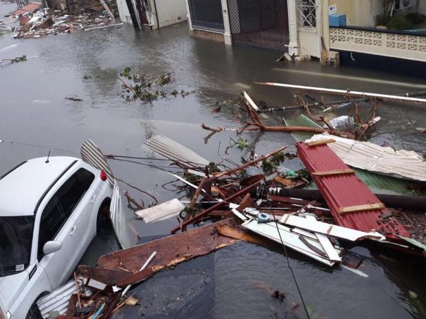 
Khung cảnh tàn phá, ngập lụt đường phố ở đảo St Martin khi Irma ghé qua. Ảnh: Independent
