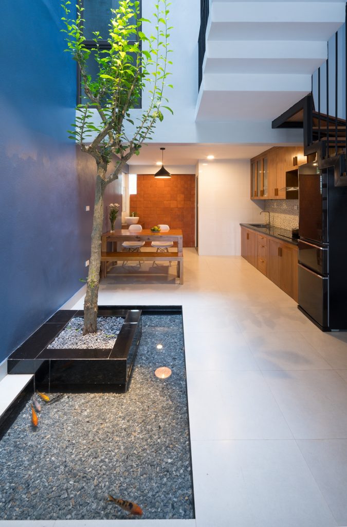 Trên mảnh đất diện tích 52m2, ngôi nhà được xây 3 tầng với không gian tầng 1 dành cho nơi để xe, phòng khách, bếp và khu vực ăn uống.
