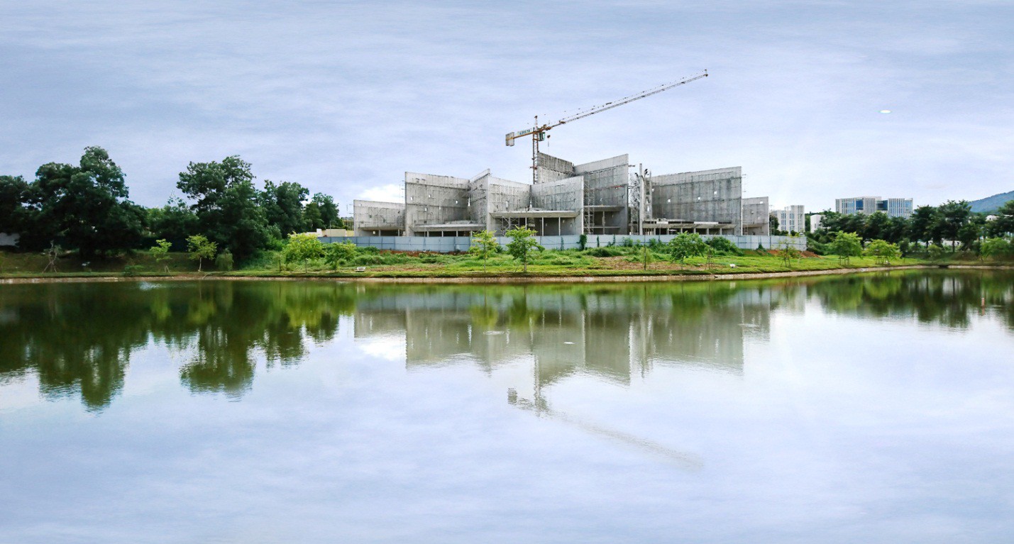 Sáu khối tường có mặt bằng chữ V được bố trí tự do theo địa hình của khu đất và kết nối với nhau bằng một hành lang mở.