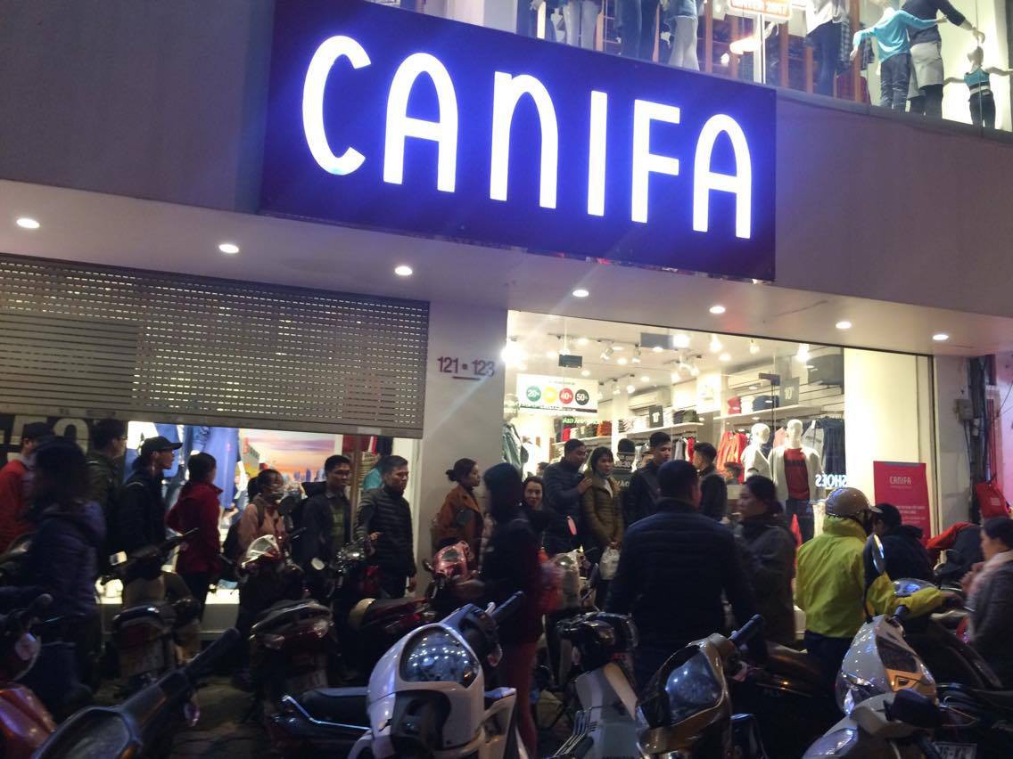 Cửa hàng phải tạm thời đóng cửa do lượng khách quá đông.