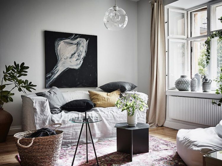  Để hạn chế việc chiếm rộng rãi diện tích, góc tiếp khách được chủ nhà vật dụng một ghế sofa dài kê sát tường cùng bàn trà nhỏ xinh dễ dàng cơ động.    