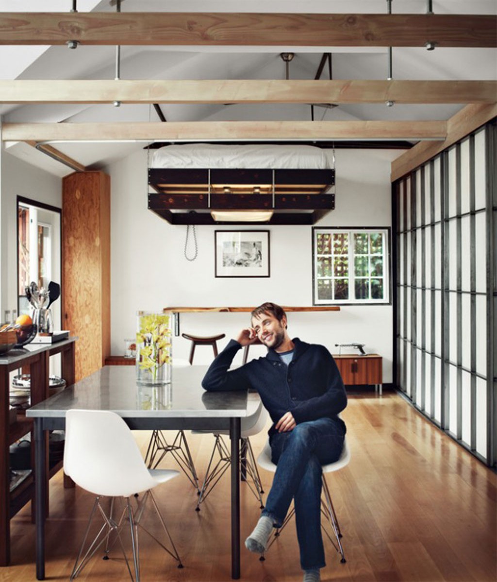 diện tích thông thoáng khi cái giường ngủ được giấu nhẹm trên trần nhà.