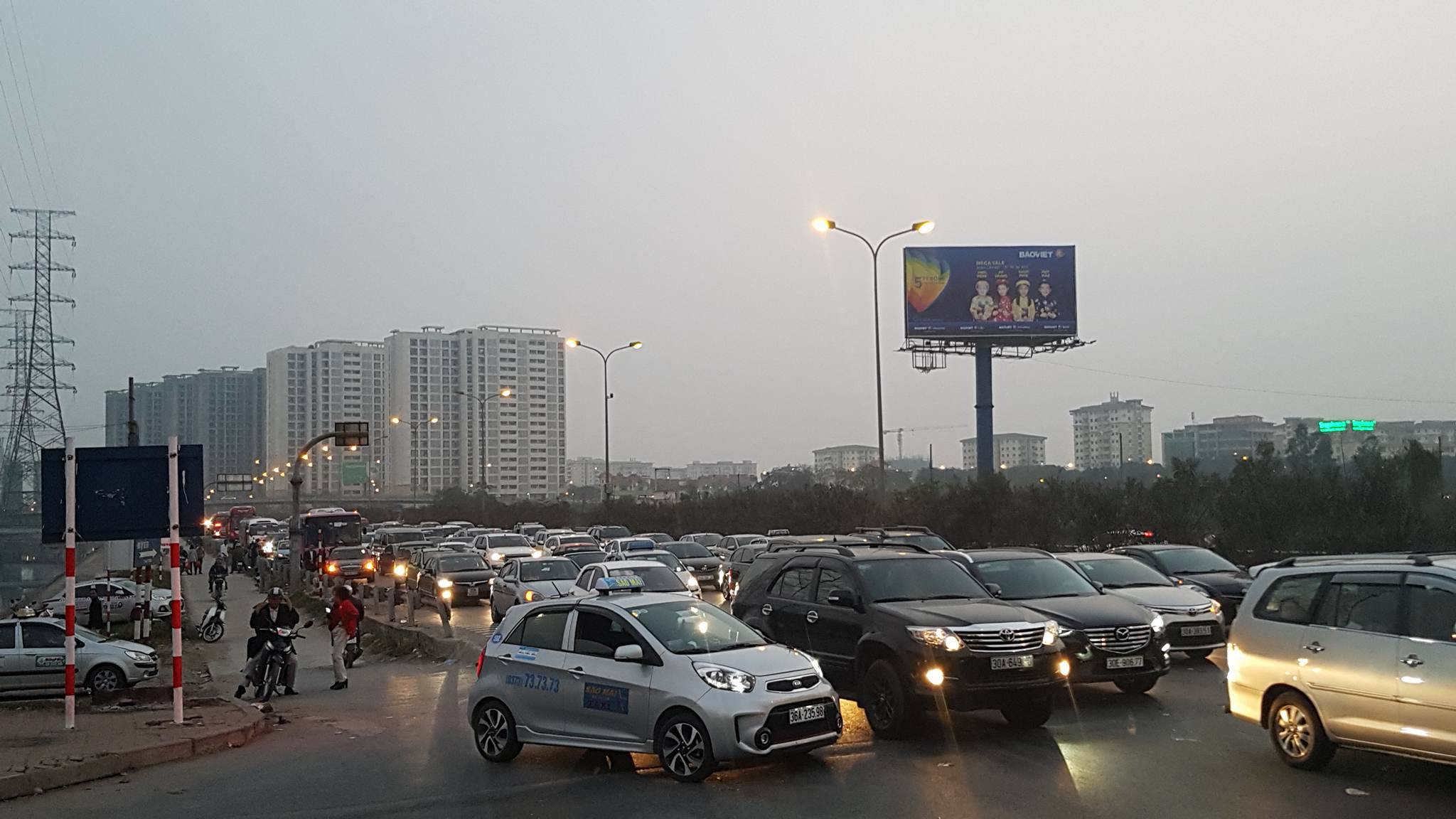 Cửa ngõ Pháp Vân bắt đầu ùn dài. Ảnh: Kiên Trung