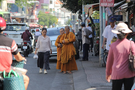 Người đi bộ dưới lòng đường trên đường Nguyễn Trãi, phường Nguyễn Cư Trinh.