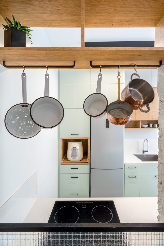 Căn bếp nhỏ đảm bảo đủ dụng cụ làm bếp tối thiểu.