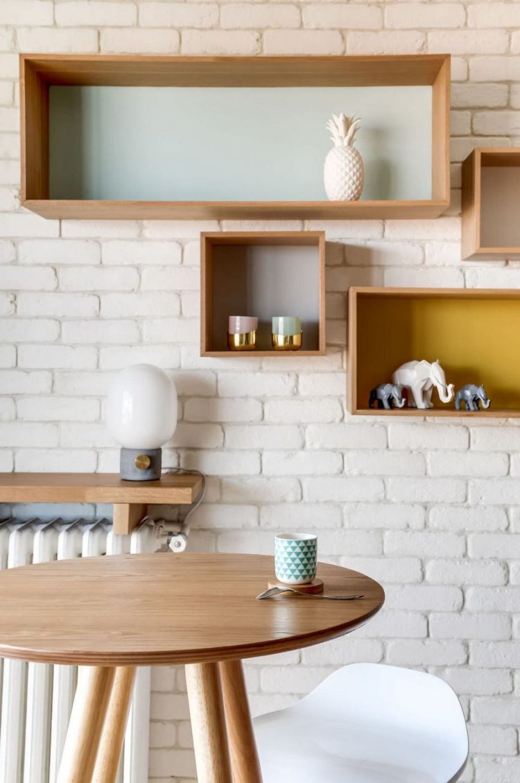 Chiếc bàn ăn nhỏ đa năng cơ động đặt ngay cạnh vừa là bàn ăn nhưng đồng thời cũng là bàn đọc sách hay góc làm việc khi cần.