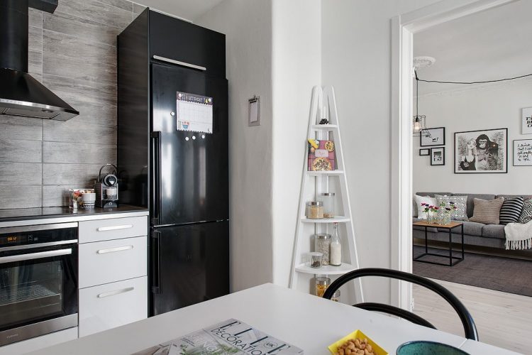 Khu bếp và bàn ăn được bố trí trong một khu khác cạnh phòng khách.