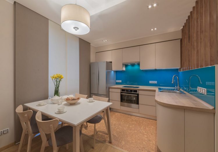 Không gian bếp tuy không lớn nhưng được thiết kế tuyệt đẹp, sạch, mát và tiện nghi với hệ thống tủ kệ khép kín.