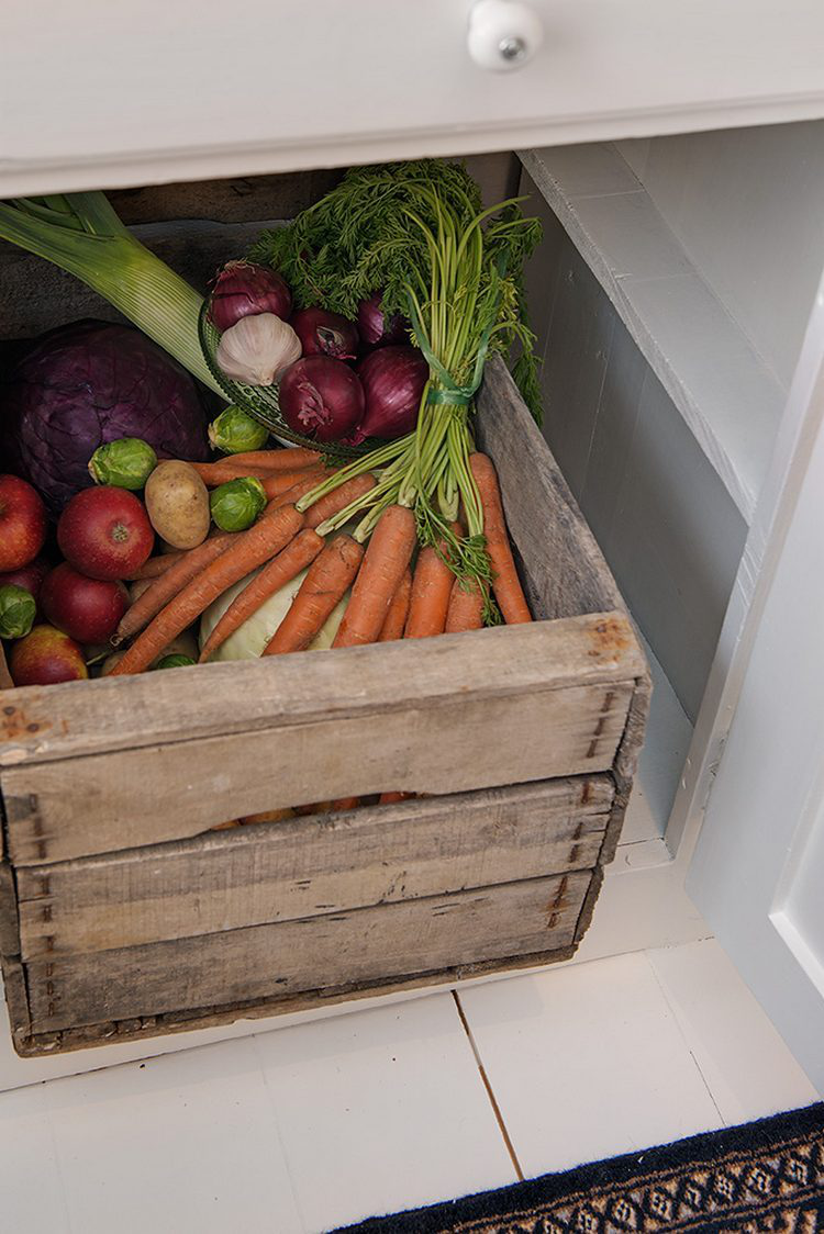 Kệ bếp bên dưới dùng làm không gian để thực phẩm tươi sạch vô cùng thuận tiện.