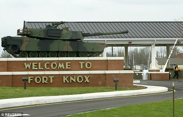 
Lần đầu tiên kể từ năm 1974, Fort Knox được mở cửa với thế giới bên ngoài. Phái đoàn thực hiện chuyến thăm bao gồm các chính trị gia hàng đầu và một số nhà báo.
