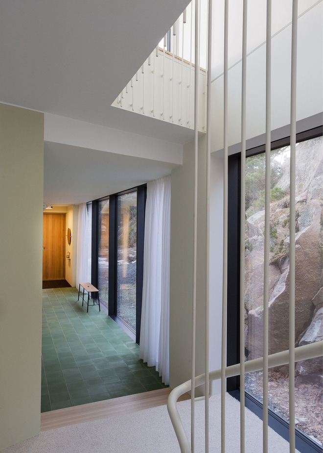 Qua bức tường kính nơi tầng 1 có thể nhìn thấy những mỏm đá lớn bao quanh ngôi nhà khiến khung cảnh trông hoang sơ và thích mắt.