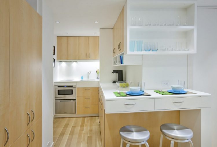 Bàn ăn uống cũng là nơi trữ đồ lý tưởng với những ngăn kéo tiện dụng cho chủ nhà.