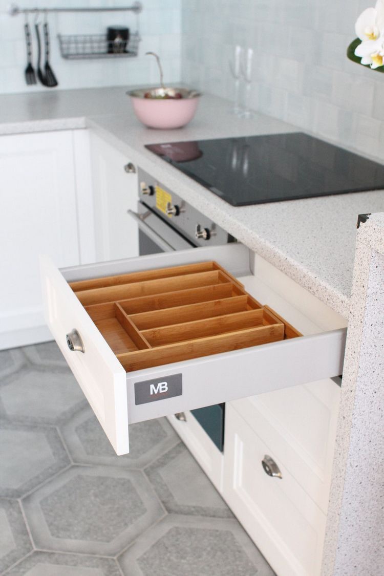 Dưới gầm tủ là những kệ để đồ dụng nhà bếp thuận tiện và được phân chia khoa học.