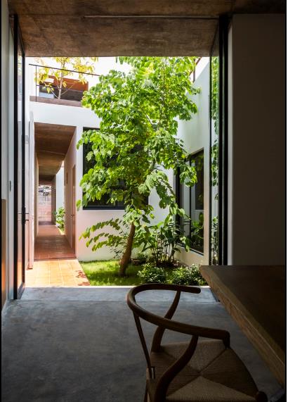 
Một hành lang nhỏ dẫn từ cửa chính qua các phòng và vườn cây tới bếp ăn.

 
