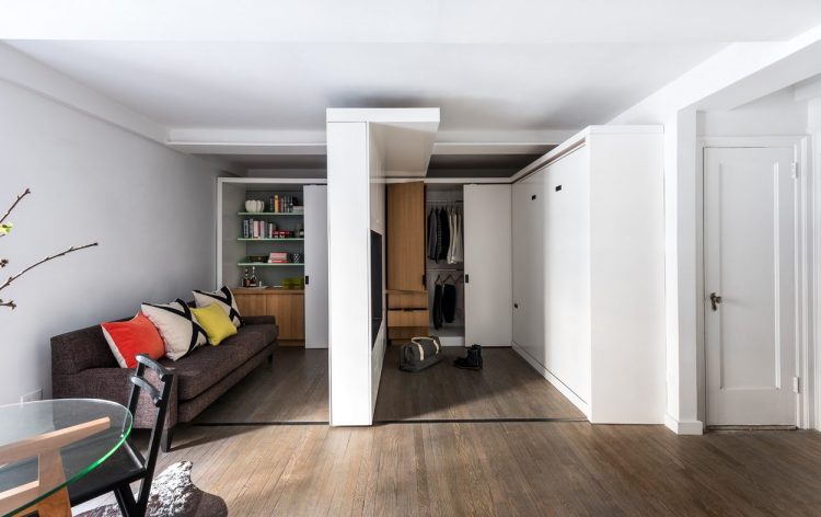 Phòng khách được trang bị ghế sofa dài sát tường gọn gàng, những chiếc gối ôm nhiều màu sắc là điểm nhấn bắt mắt cho góc nhỏ này.