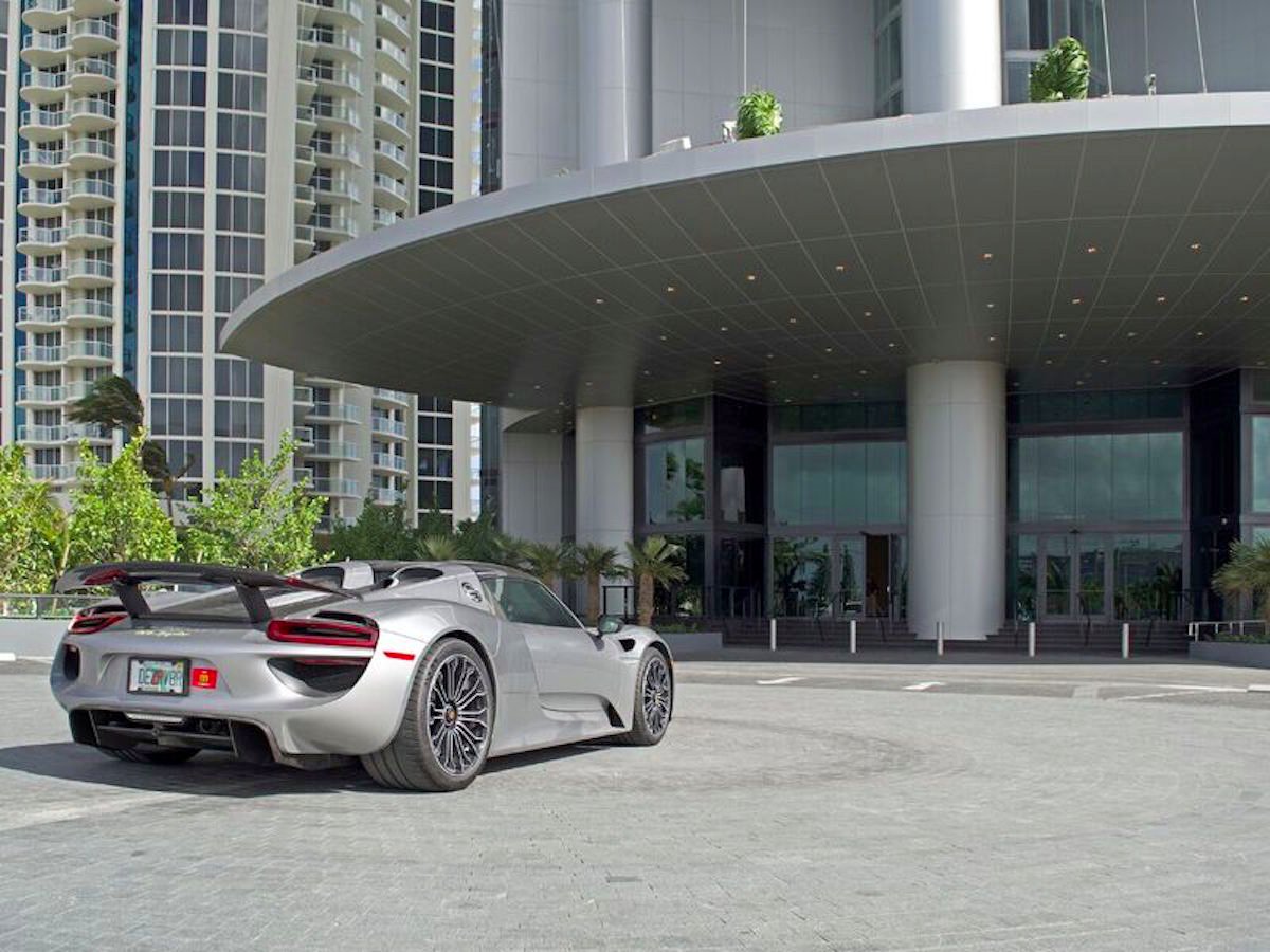 Trong Tòa nhà Porsche Design Tower, tất cả các cư dân đều được hỗ trợ dịch vụ chăm sóc siêu xe như: rửa xe, thay lốp và bảo trì thường xuyên.