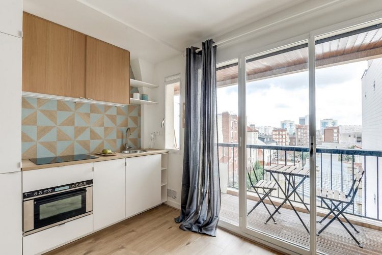 Khu vực ngoài cùng là ban công với view nhìn ra ngoài tuyệt đẹp. Nơi đây được chủ nhà trang bị một bàn cafe nhỏ thích hợp làm góc thưởng thức ly cafe sáng cũng như làm bàn ăn ngoài trời tuyệt vời.