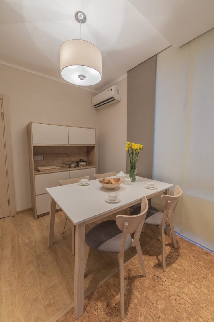 Bộ bàn ăn nhỏ với chân cao giúp góc bếp trở nên thông thoáng hơn.