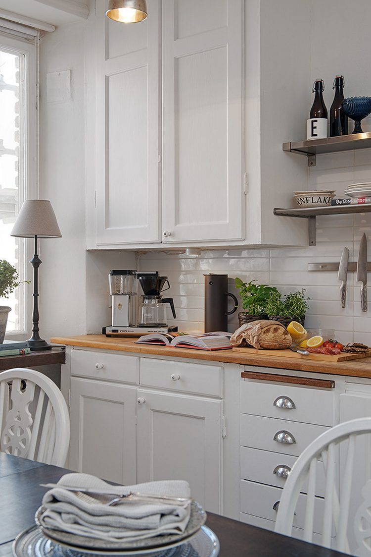 Màu trắng đặc trưng từ hệ thống tủ kệ, gạch ốp tường cho đến những chiếc ghế ngồi mang đậm phong cách trang trí Bắc Âu.