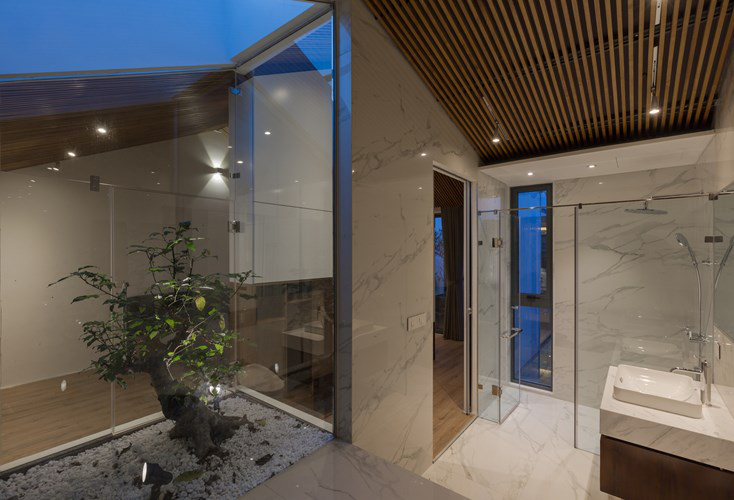 Không gian phòng tắm sang trọng với đá cẩm thạch.