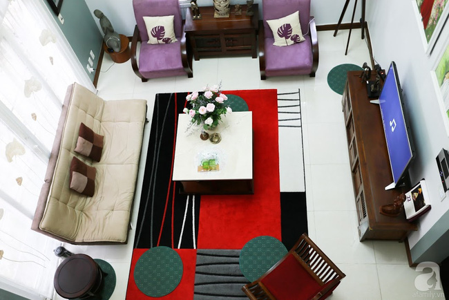 Không gian phòng khách nhìn từ trên cao.