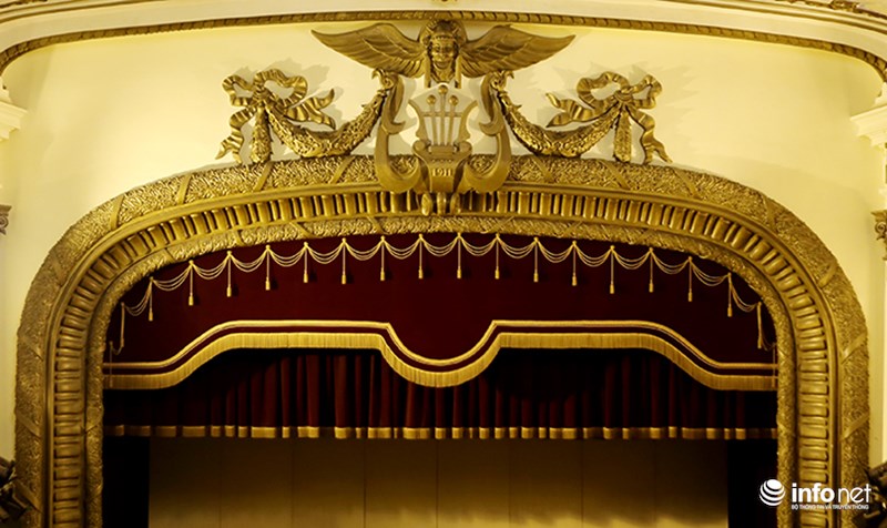 Vào thời điểm xây dựng, hàng ngày có khoảng 300 công nhân làm việc, để xử lý móng, người ta đã đóng khoảng 35 nghìn cọc tre và đổ bê tông dày 90cm để củng cố phần móng. Công trình sử dụng 12.000 m3 vật liệu và 600 tấn thép. Tổng kinh phí 2 triệu franc - con số đã gây nhiều tranh cãi vào thời điểm đó.