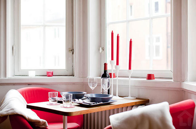 Một không gian đầy lãng mạn và thư thái cho chủ nhà với những chiếc nến đỏ và bộ bàn ghế cách điệu. 