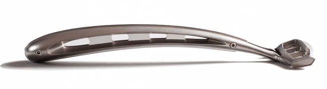 Dao cạo râu của Zafirro thực sự gây ấn tượng vì phần tay cầm được làm từ những mảnh vụn thiên thạch. Riêng phần lưỡi dao được làm từ đá sapphire trắng, các chốt chặn làm từ bạch kim. Giá của nó vào khoảng 100.000 USD (2.2 tỷ đồng).