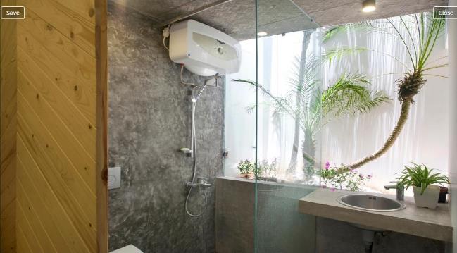 Với khoảng sân rộng trước nhà cộng thêm với mảnh vườn uốn lượn bên hông giúp mọi không gian lúc nào cũng tràn ngập ánh sáng và khí trời.