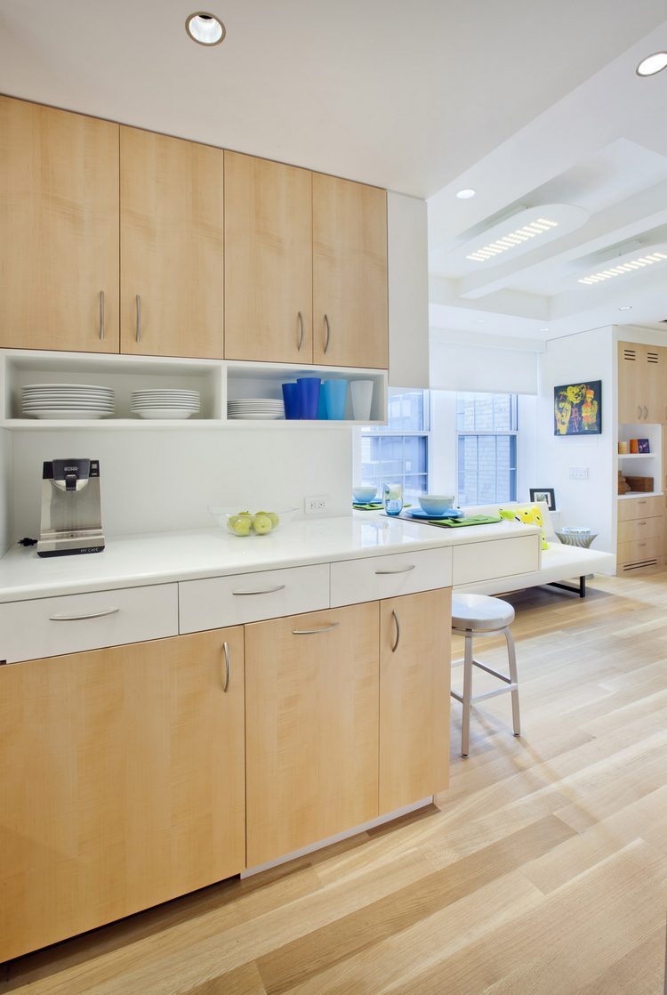 Dù diện tích hạn chế nhưng không gian lại vô cùng rộng thoáng nhờ việc sử dụng tông màu sáng trong trang trí nội thất cũng như hệ cửa kính to rộng nơi phòng khách.