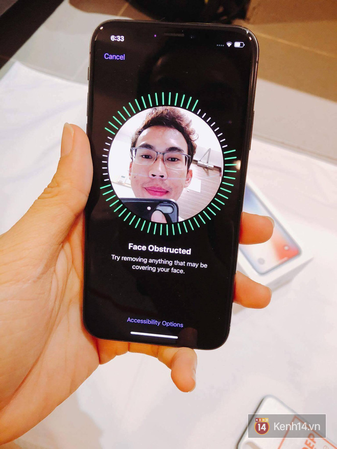 Khi phát hiện có vật thể lạ ngáng đường - mà ở đây là chiếc iPhone 7 Plus đang đưa lên chụp ảnh - iPhone X đã ngay lập tức tạm dừng, báo hiệu loại bỏ chướng ngại vật trước khi tiếp tục nhận mặt.
