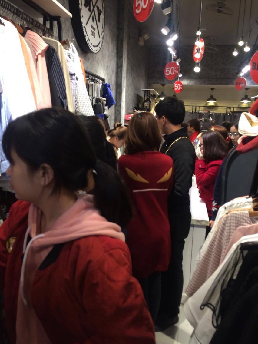 Người mua kẻ bán tấp nập tới tận 23 giờ.