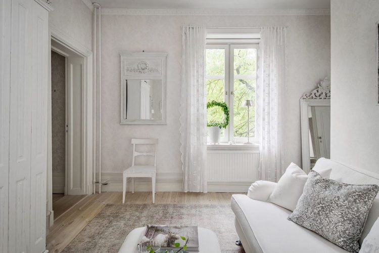 Điểm ấn tượng đặc biệt trong căn hộ này là hầu hết nội thất đều mang tông màu trắng chủ đạo. Tuy nhiên nó lại không hề mang đến cảm giác lạnh và tẻ nhạt nhờ có những chi tiết nhấn nhá như cây xanh và những chiếc gối ôm tông xám.