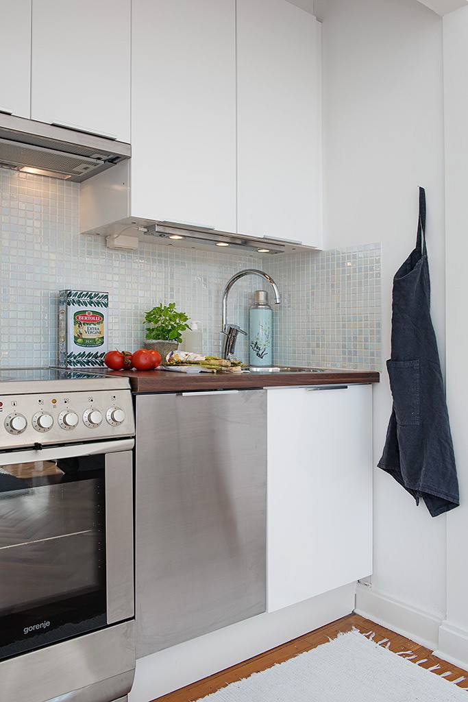 Căn bếp rất cởi mở và có thiết kế thông minh, tích hợp hệ tủ bếp âm tường và đầy đủ trang thiết bị tiện nghi khác.