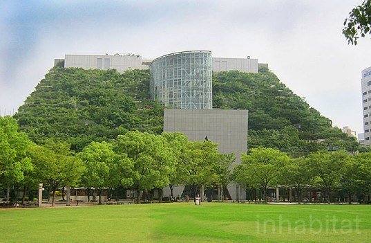 Bên trong tòa nhà này là các văn phòng riêng, nhà hát, các phòng hành chính, phòng triển lãm, phòng hội thảo, bảo tàng cùng các không gian dịch vụ khác. 