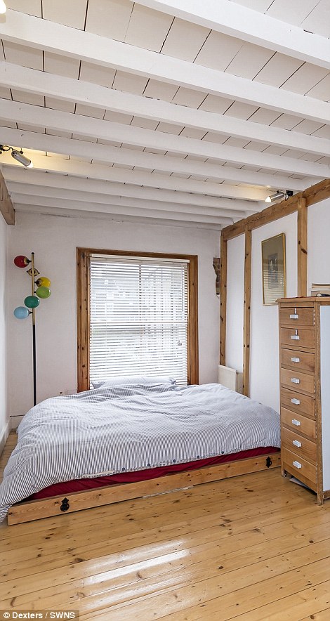 
Phòng ngủ thoáng rộng với sàn gỗ sáng màu.

 
