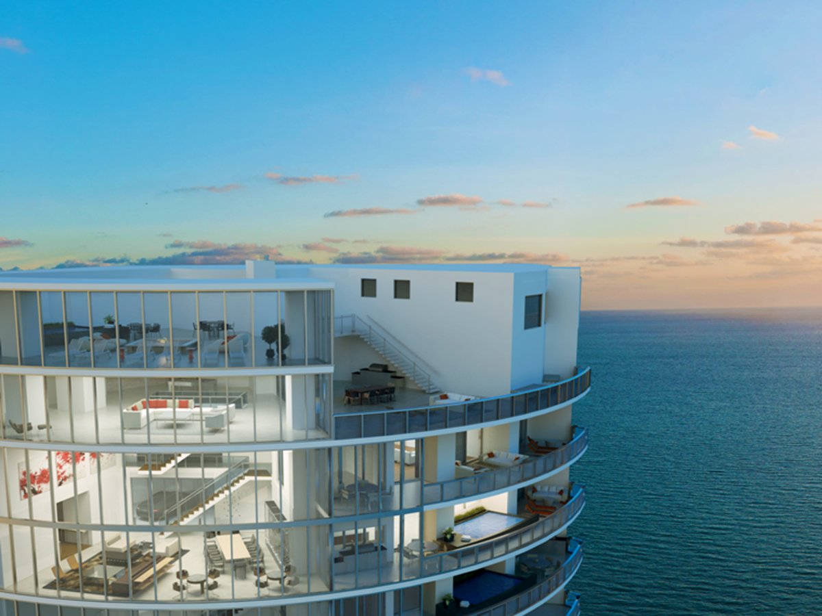 Điểm ấn tượng đặc biệt của tòa tháp này đó là căn penthouse cao 4 tầng và rộng gần gần 1.600 m2. Nó có 2 bể bơi riêng biệt và “garage để ô tô trên không”. Hiện căn penthouse này đang rao bán với giá 32,5 triệu USD.
