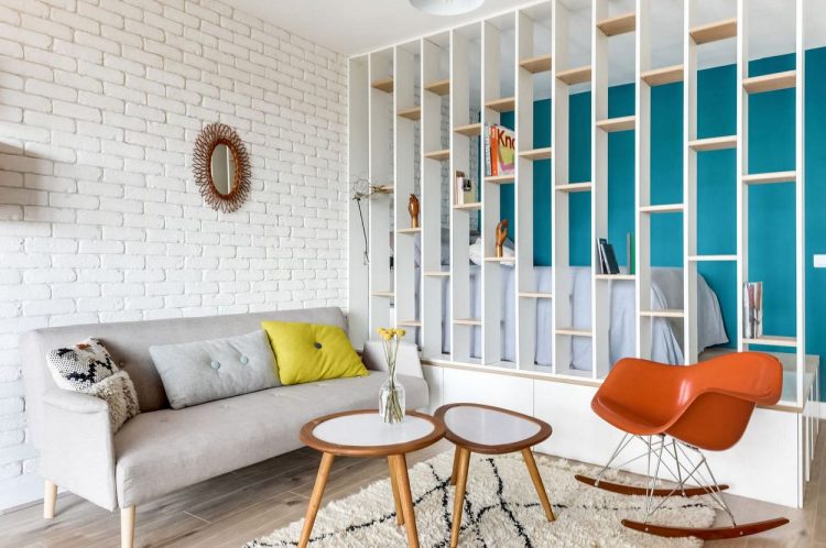 Góc nghỉ ngơi được chủ nhà khéo léo bố trí bên trong và phân biệt với các khu vực khác bằng một hệ kệ gỗ sơn trắng tuyệt đẹp.