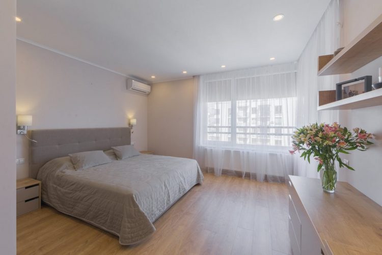 Khác với những căn hộ bình thường khác thường dành nơi thoáng sáng, đẹp nhất để bố trí phòng khách. Nhưng với chủ nhân ngôi nhà này họ lại thích có một góc nghỉ ngơi rộng nhất, thoải mái nhất và đẹp nhất.