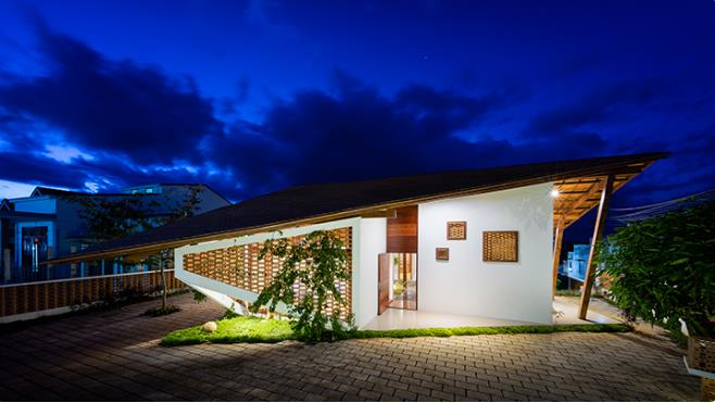 Ngôi nhà đặc biệt này được hoàn thành vào giữa năm 2016. Ngoài hình dáng lạ mắt ngôi nhà còn thu hút bởi một khu vườn rộng lớn với rất nhiều cây xanh bên trong.